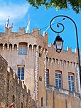 Détail du Château-Musée Grimaldi de Cagnes-sur-Mer dans les Alpes-Maritimes, vu depuis la place du Docteur Joseph Maurel.