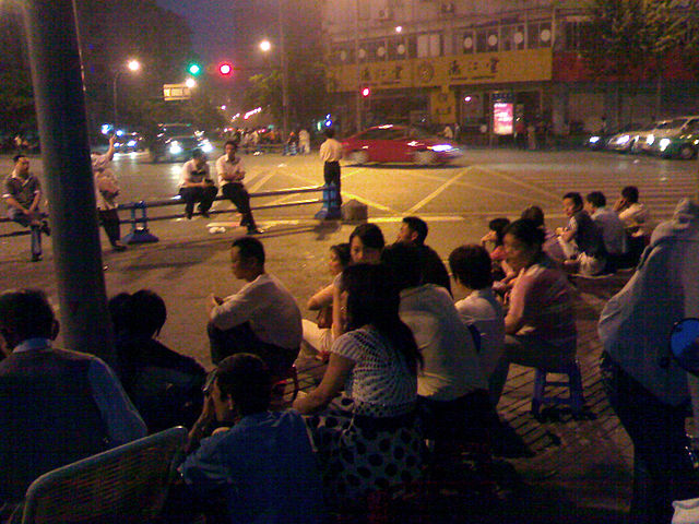 On the night of May 12, residents of Chengdu worried about potential aftershocks gathered in the street to avoid staying in buildings.