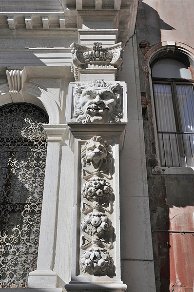 File:Chiesa dell'Ospedaletto mascherone a Venezia 2.jpg