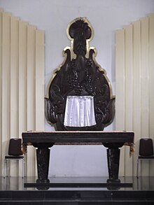 Church altar and tabernacle of Pertapaan Santa Maria Rawaseneng [id]. A wood carving work designed by Y.B. Mangunwijaya surrounds the tabernacle; Our Lady clasping hands depicted at the top.