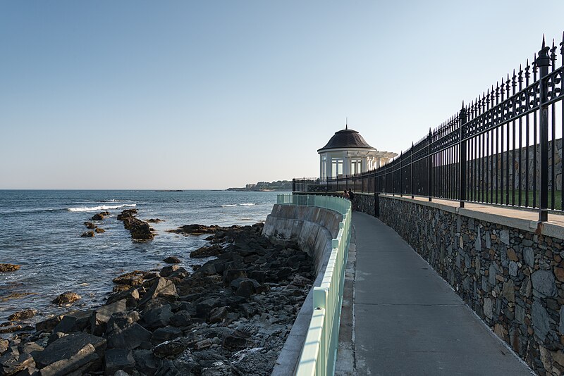 File:Cliff Walk - Newport, Rhode Island, USA - August 15, 2015 02.jpg