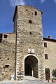 La porta d'ingresso con la relativa torre