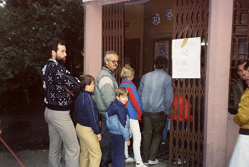 File:Cracow queue 1986.jpg