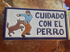 En espagnol (« Cuidado con el perro ») aux îles Canaries (Espagne).