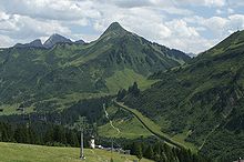 Hahnenköpfle-Galerie von Damüls auf Faschina, dahinter das Zafernhorn