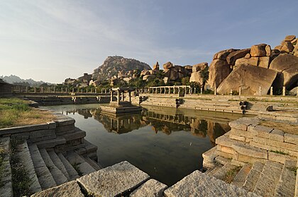 Banho das meninas dançarinas, na antiga Rua da Cortesã no Conjunto Monumental de Hampi, Índia. (definição 4 229 × 2 809)