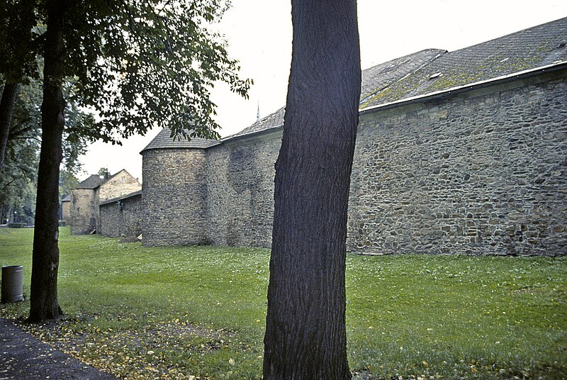 File:De- Policka, Stadtmauer.jpg