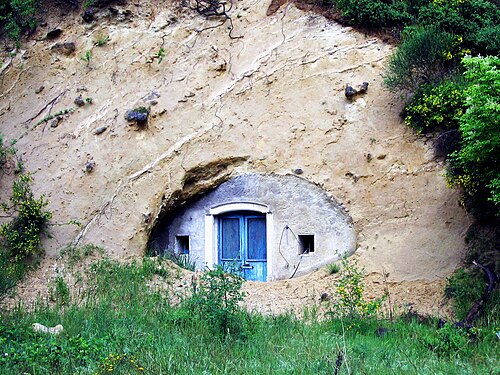 Deposito attrezzature, ricavato da una roccia arenaria. Acquaviva Collecroce Italy