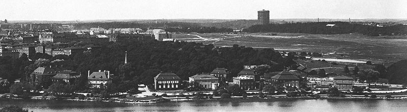 Vy från Skansen över Diplomatstaden (ca 1930). I bakgrunden syns gasklockan i Värtagasverket. Fotograf: Bertil Norberg