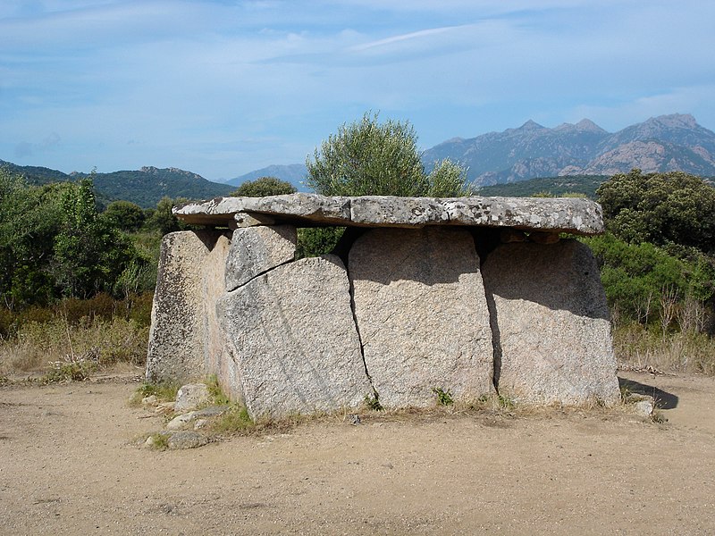 File:Dolmen de Funtanaccia.jpg