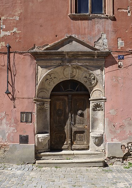 File:Door of a run-down building in Český Krumlov.jpg