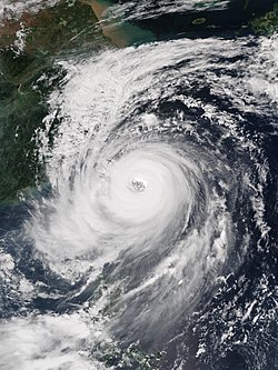 杜鹃在9月28日达到巅峰并直逼台湾， 其巨大风眼显而易见。