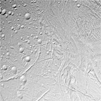 Figura 2d: Samarkand Sulci, a Encèlad. Imatge de Cassini, 17 febrer 2005.