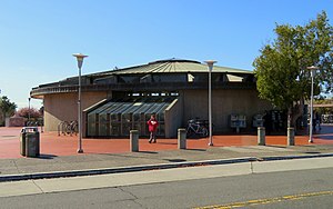 Sisi timur Utara Berkeley stasiun, Maret 2018.JPG
