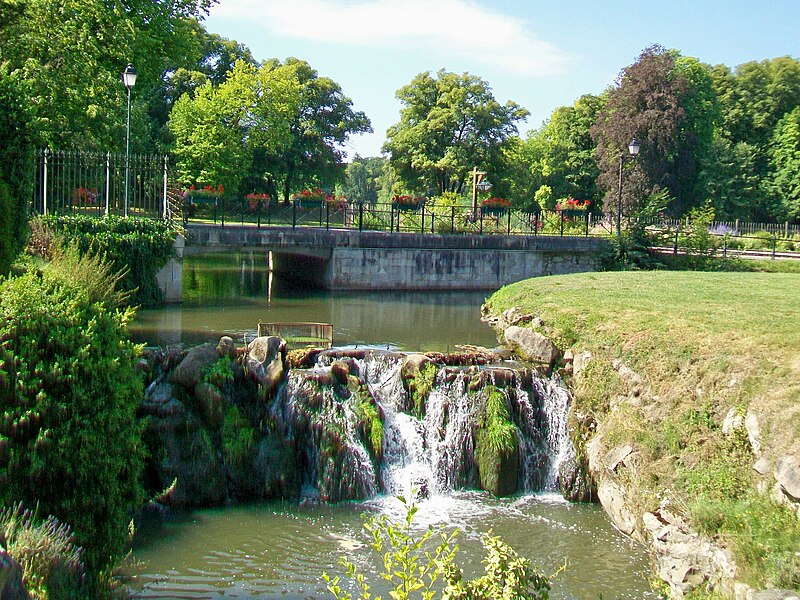 File:Ermenonville (60), grande cascade du château.jpg