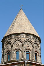 Dôme conique de la cathédrale Sainte-Etchmiadzin, Arménie.