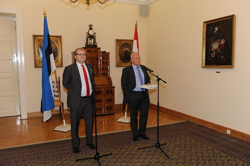 File:FM Paet meets with Hungarian colleague (3545067839).jpg