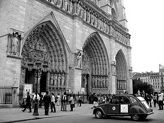 La façade ouest de la cathédrale Notre-Dame de Paris. (définition réelle 2 048 × 1 536)