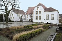 Der Falkenhof, die Keimzelle der Stadt Rheine, wurde erstmals im Jahr 838 in einer Schenkungsurkunde Ludwigs des Frommen erwähnt. Äußerlich wirkt der Falkenhof heute wie eine barocke Anlage; tatsächlich wuchs der Falkenhof aber in Jahrhunderten zu seiner heutigen Form zusammen. Erhalten geblieben ist der gesamten Hofanlage die für fränkische Königsgüter typische Form.