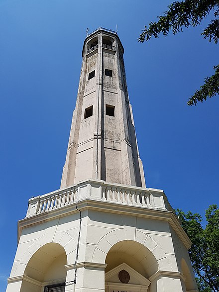 Faro Voltiano seen from below.