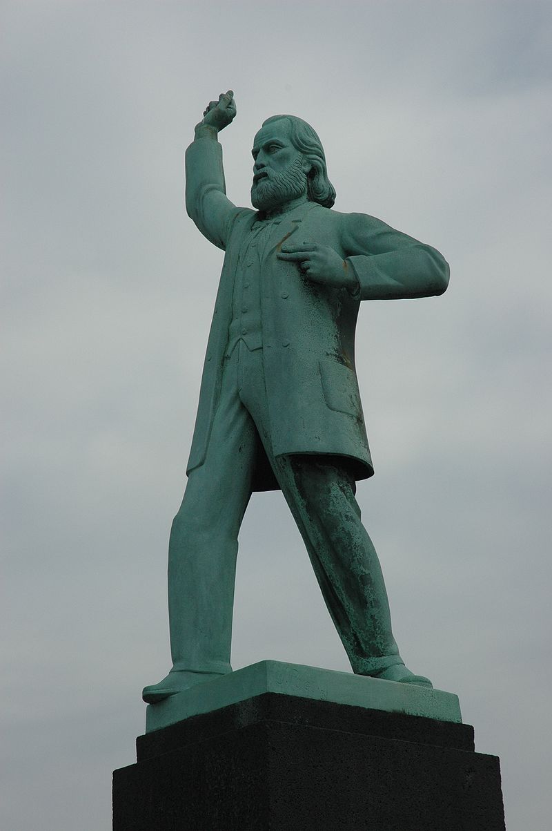 https://upload.wikimedia.org/wikipedia/commons/thumb/7/72/Ferdinand_Domela_Nieuwenhuis_statue.JPG/800px-Ferdinand_Domela_Nieuwenhuis_statue.JPG