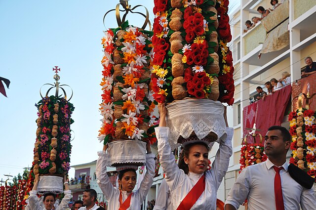 Image: Festa dos tabuleiros (Tomar, Portugal)   Cortejo dos Tabuleiros