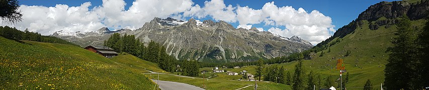 Vue depuis le val Fex en été jusqu'au piz Lagrev/piz Materdell.