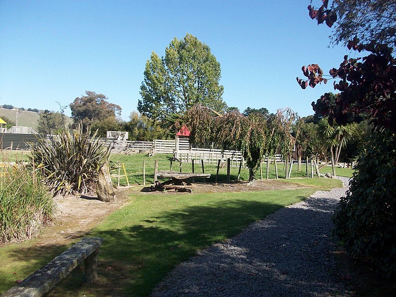 File:Flat Hills Cafe, Ohingaiti, Nueva Zelanda - panoramio.jpg