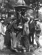 1911年にヴァラス噴水で水を飲むパリ市民