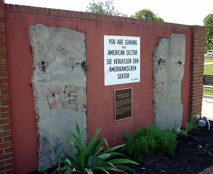 File:Fort Gordon's Berlin Wall Display.JPG