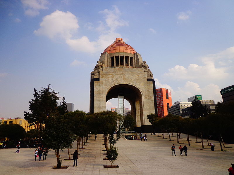 File:Frente al Monumento a la Revolución.JPG