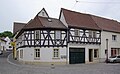 Göllheim, Hauptstraße 46/48: dreiteilige Gruppe barocker Wohnhäuser, teilweise Fachwerk, erste Hälfte des 18. Jahrhunderts, Nr. 48 bezeichnet 1723; straßenbildprägend