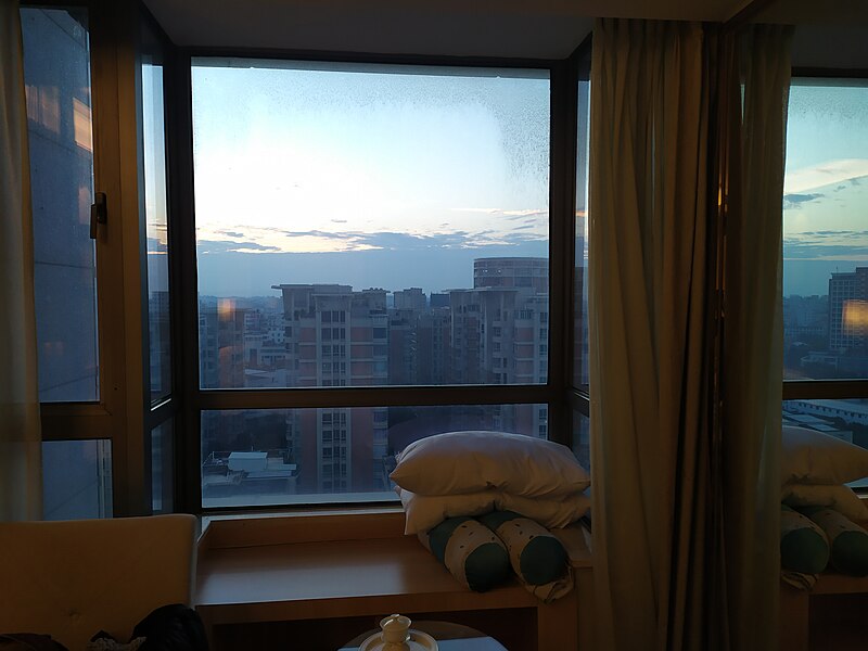 File:GD 廣東 Guangdong 汕頭猛獅凱萊酒店 Shantou Menshine Gloria Plaza Hotel room window view 早晨 morning December 2023 Red7 302.jpg