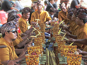 Gamelan angklung di masyarakat Bali, yang identik dengan upacara kremasi (ngaben).