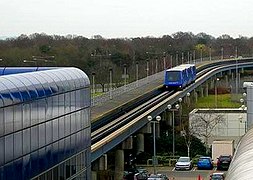 Monorail circulant entre le terminal nord et le terminal sud en 2008; les navettes et les stations ont été remplacées depuis.