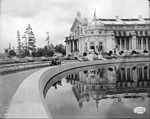 File:Geyser_Basin_and_Agriculture_Building_-_A-Y-P_-_1909.jpg