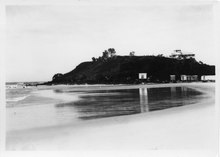 Greenmount guest house (Coolangatta, Gold Coast) with bathing boxes, circa 1908