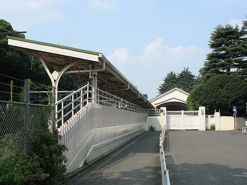 File:Harajuku-Kyutei-Platform.jpg