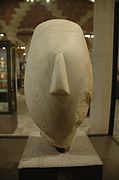 Kykladisk statuett i marmor fra Keros-kulturen.