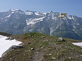 Ringelgebirge aus der Richtung des Heidelpasses über das Calfeisental hinweg gesehen; Ringelspitz links als höchster Punkt des Horizonts und der Piz da Sterls etwas links vom Wegweiser.