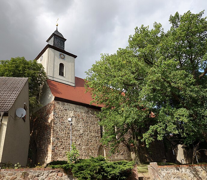 File:Heilandskirche Fürstenwerder 2018 SW.jpg