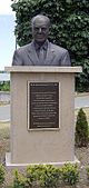 Herb Gray statue, Windsor, ON.jpg