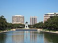 The reflection pool and Sam Houston monument at Hermann Park/La piscina de reflexión y el monumento de Sam Houston en el Parque Hermann