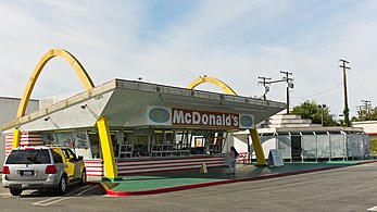 Le plus vieux restaurant McDonald's encore en activité, à Downey, en Californie, à l'angle de Lakewood Bvd et de Florence Ave. Il s'agit du troisième restaurant construit par la chaîne et du second construit avec les arches dorées. Son aspect n'a guère changé depuis son ouverture en 1953.