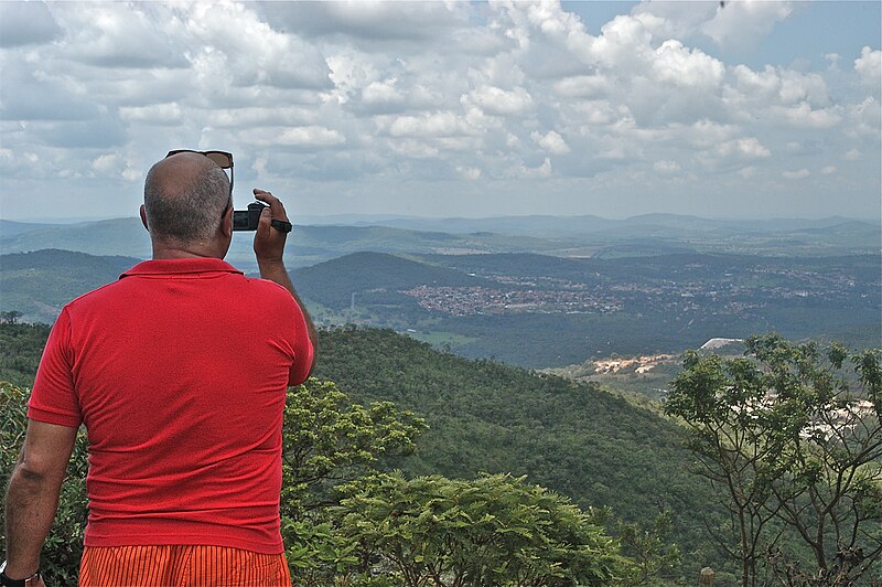 File:Homem filmando.JPG