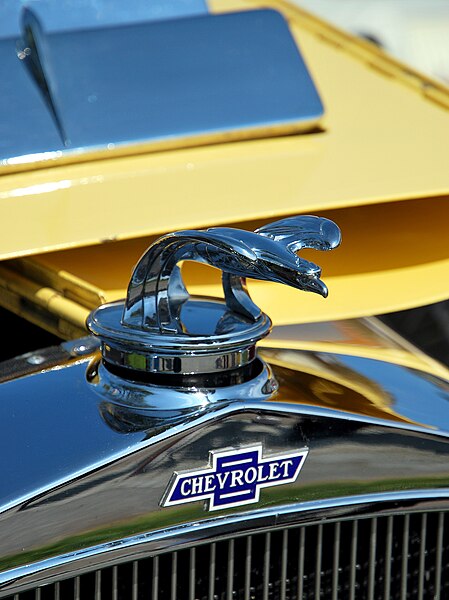 File:Hood ornament on 1932 Chevrolet Confederate Series BA Sport Roadster at Ölands motordag 2012.jpg