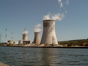Blick auf das Kernkraftwerk mit seinen Kühltürmen