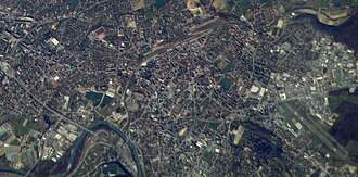 Annemasse vue depuis l'espace. On distingue l'Arve en bas à gauche. Dans la boucle de l'Arve, l'échangeur d'Étrembières. En position centrale haute, la gare d'Annemasse. À droite, l'aérodrome d'Annemasse.