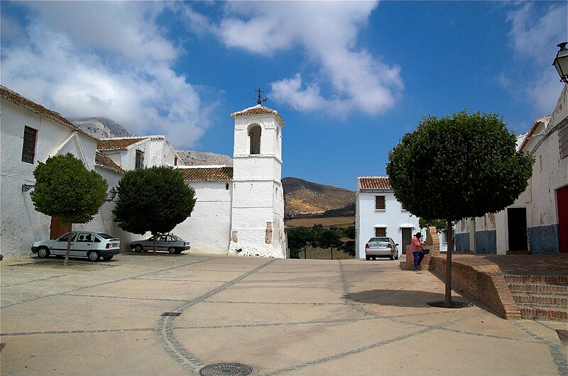 File:Iglesia y Palacio de Villanueva de Cauche.jpg