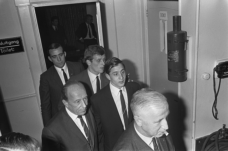 File:In Hotel Terminus. J. Westrik gevolgd door Johan Cruijfff, Piet Keizer en Daan …, Bestanddeelnr 919-7786.jpg